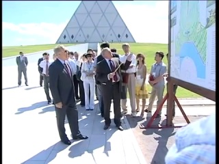 Как надо снимать пиджак