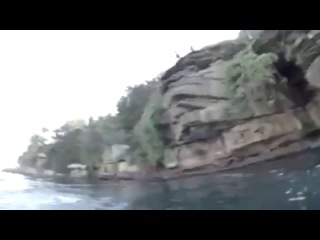 Неудачный прыжок в воду со скалы :D